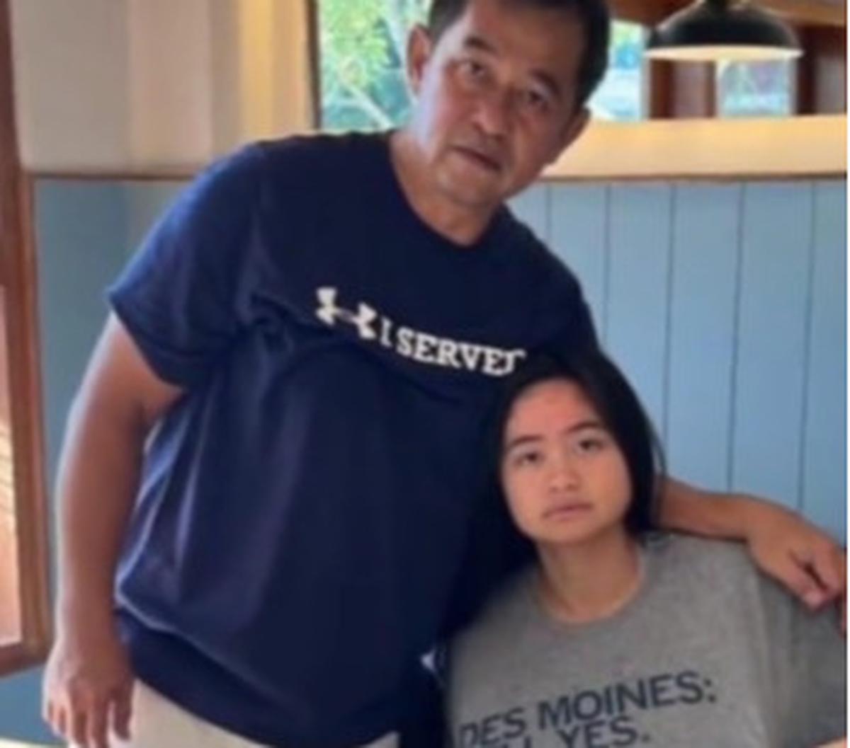 Dalam potret lainnya, Maruli juga nampak berdiri dan berpose bareng sang putri. Meski tak terjun di dunia militer selayaknya sang ayah, sang putri nampak bertubuh tegap nan cantik jelita.