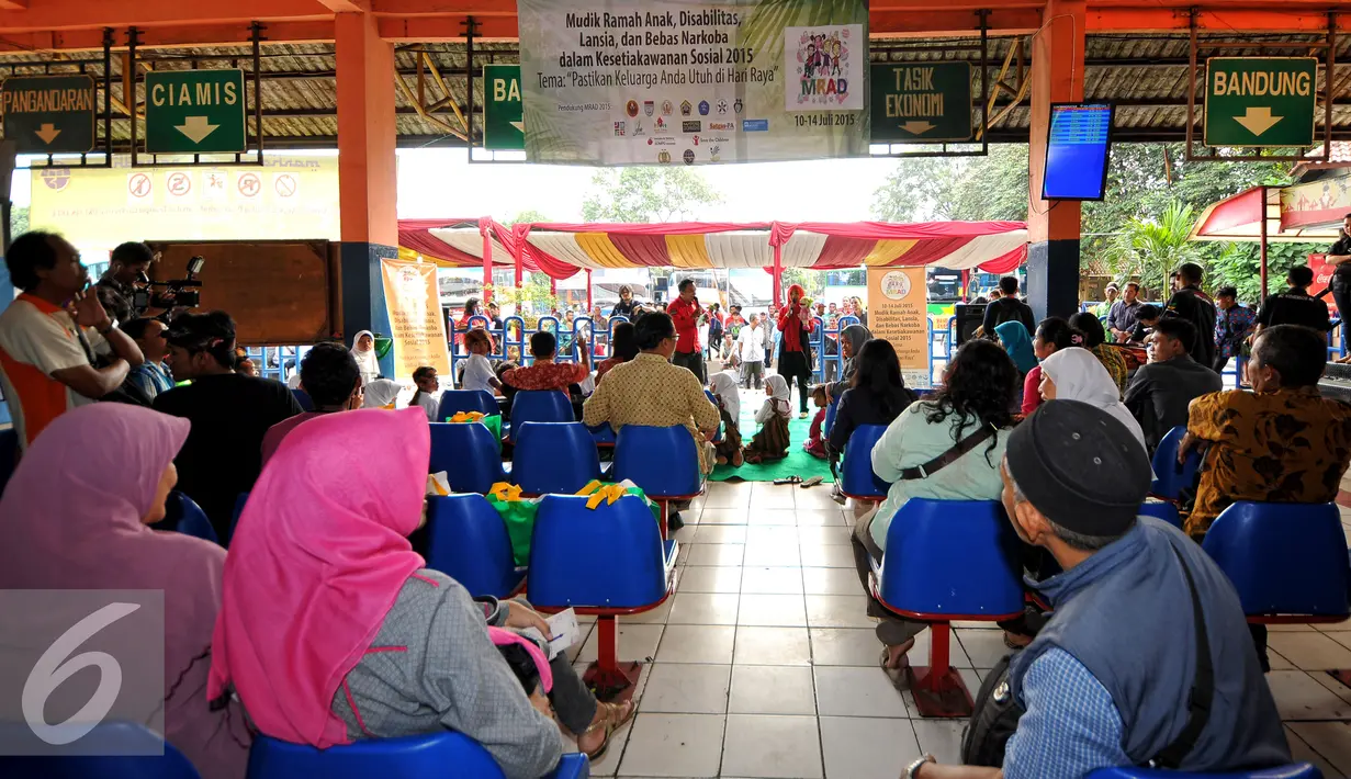 Suasana Program Mudik Ramah Anak, Disabilitas (MRAD) 2015 di terminal Kampung Rambutan, Jakarta, Jumat (10/7/2015).  Kak Seto dan tim menghibur anak-anak para pemudik sebelum berangkat (Liputan6.com/Yoppy Renato)