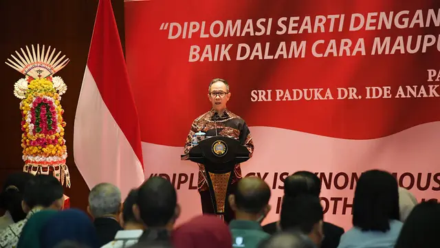 Wakil Menteri Luar Negeri RI, Mahendra Siregar dalam acara penghargaan Dr. Ide Anak Agung Gde Agung.