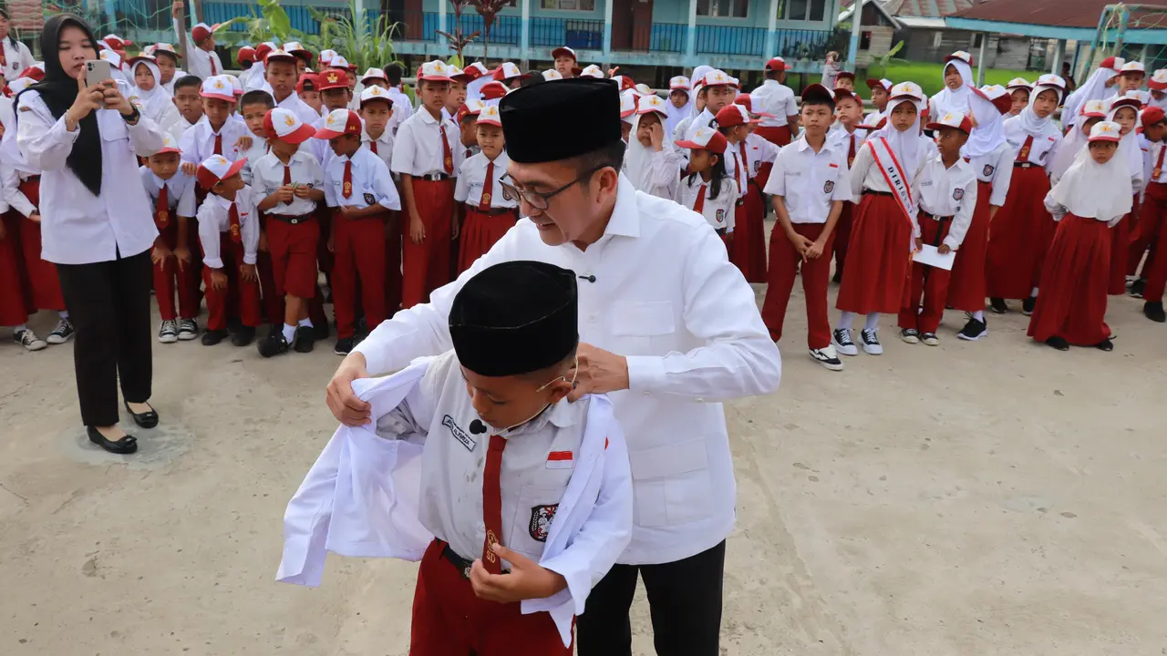 Hari Pertama Sekolah, Pemkot Palembang Bagikan Hampir 40 Ribu Seragam Gratis ke Pelajar