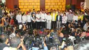 Capres-cawapres 01 Joko Widodo dan Ma'ruf Amin bersama ketum partai politik pendukung memberikan keterangan kepada wartawan usai menyaksikan perhitungan suara versi hitung cepat di Jakarta, Rabu (17/4). (Liputan6.com/Angga Yuniar)