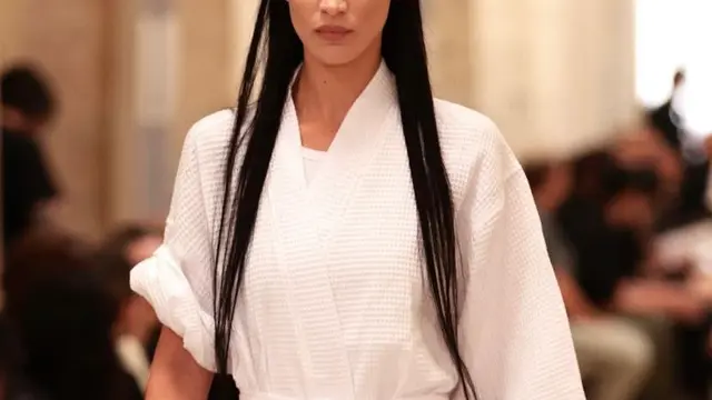 Gigi dan Bella Hadid Tampil Dramatis dengan Rambut Dicukur di Fashion Show Marc Jacobs, Nyaris Tak Dikenali