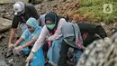 Sukarelawan Kelas Jurnalis Cilik saat membersihkan sampah di kawasan Cilincing, Jakarta Utara, Minggu (5/12/2021). Kegiatana ini guna mengurangi sampah yang berdatangan akibat banjir rob. (merdeka.com/Iqbal S. Nugroho)
