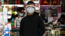 Seorang karyawan farmasi mengenakan masker untuk melindungi diri dari wabah virus corona di Hong Kong pada 1 Februari 2020. Awal tahun 2020 ini, masyarakat dunia dikejutkan dengan hadirnya virus corona COVID-19 yang mematikan asal Wuhan, China. (Philip FONG/AFP)