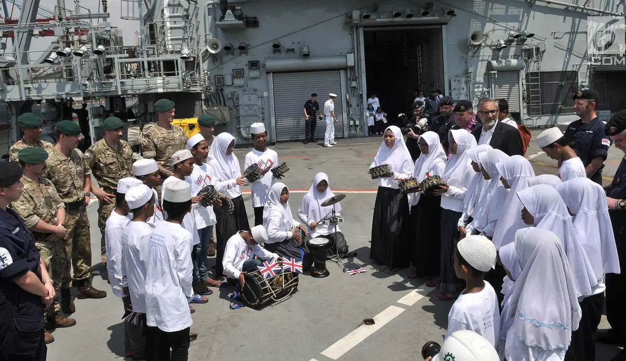 Anak-anak panti asuhan Nuruz Zahroh memainkan marawis yang disaksikan langsung oleh para awak kapal perang HMS Albion di Pelabuhan Tanjung Priok, Jakarta, Minggu (22/4). (Merdeka.com/Iqbal S. Nugroho)