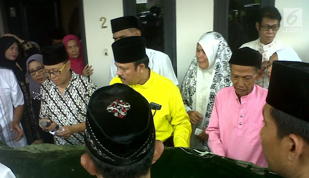 Keluarga dan kerabat dekat ketika mendoakan almarhum dr Ryan Thamrin eks presenter Dr Oz Indonesia di rumah, Pekanbaru, Jumat (08/04). Selama sakit, dr Ryan menjalani rawat jalan di salah satu rumah sakit di Malaka, Malaysia. (Liputan6.com/ M. Syukur)