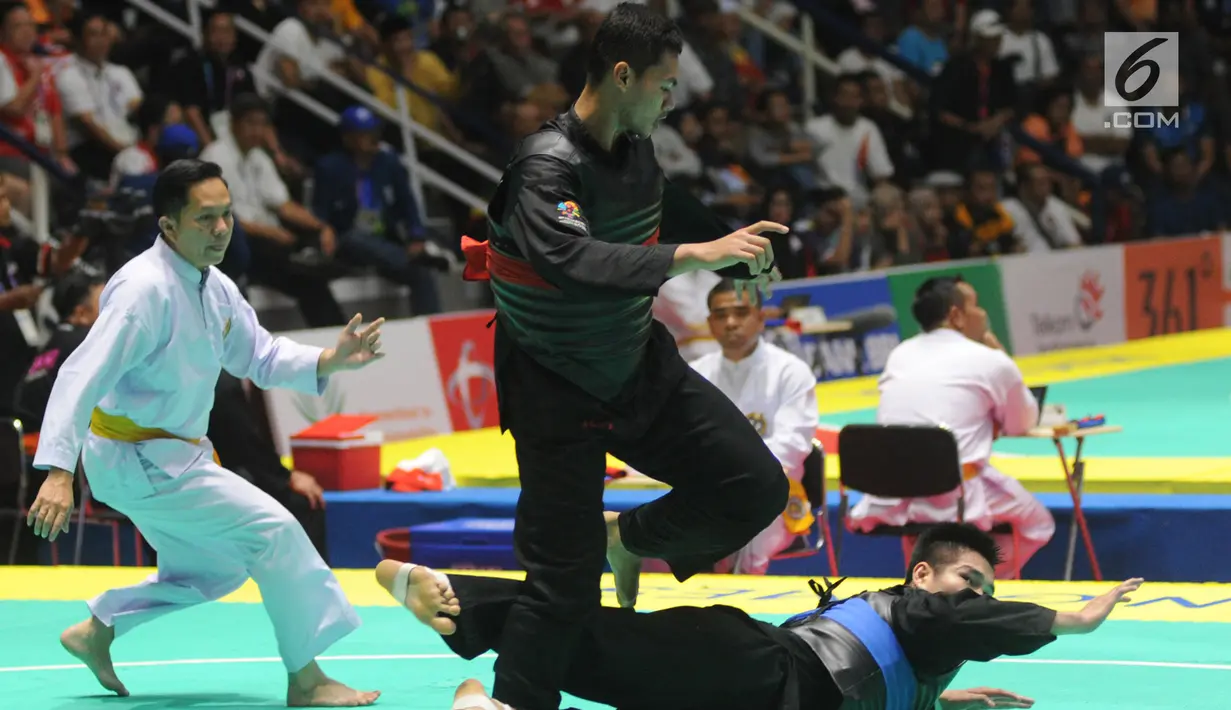 Pesilat Aji Bangkit Pamungkas saat bertarung melawan Duy Tuyen Nguyen dari Vietnam pada semifinal kelas I putra 85kg-90kg Asian Games 2018 di Padepokan Pencak Silat, TMII, Jakarta (26/8). Aji berhasil menang dengan skor 5-0. (Merdeka.com/Arie Basuki)