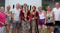 Ketika resepsi pernikahan mendadak jadi atraksi wisata para turis asing. (dok. tangkapan layar TikTok @argtnjl/https://www.tiktok.com/@argtnjl/video/7290915719422692614)