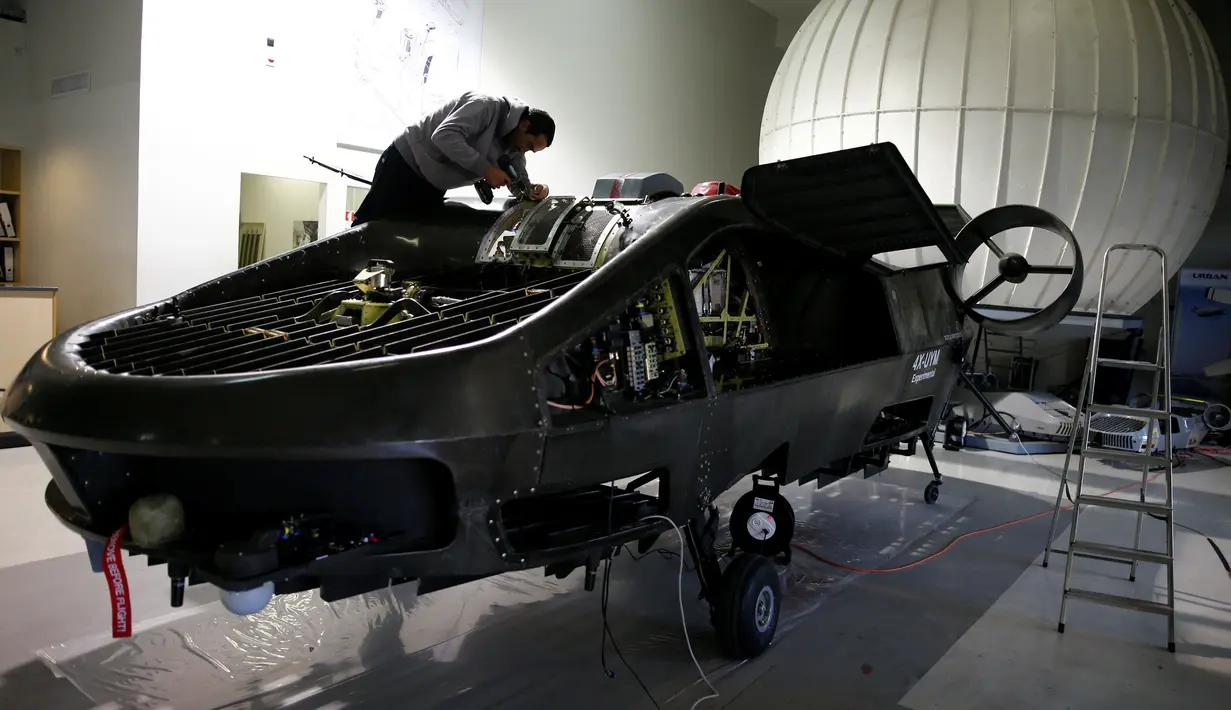 Pekerja sedang menyelesaikan perakitan prototipe mobil terbang tanpa awak, Cormorant, di bengkel Urban Aeronautics di Yavne, Israel, 22 Desember 2016. Pembuatan mobil terbang ini menghabiskan dana hingga mencapai sekitar Rp188 miliar. (REUTERS/Amir Cohen)