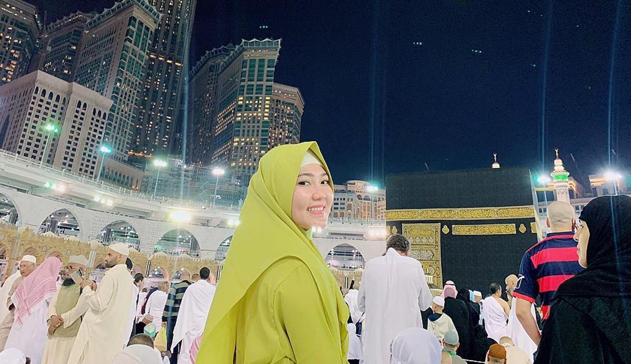 Pesona Via Vallen dalam Balutan Hijab, Anggun dan Cantik ...