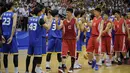 Pemain Korea Utara (merah) bersalaman dengan pemain Korea Selatan (biru) usai pertandingan basket pria di Stadion Indoor Ryugyong Chung Ju-Yung, Pyongyang (5/7). (AFP Photo/Kim Won-Jin)