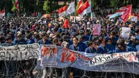 Dalam aksinya, massa pengunjuk rasa juga menolak keras revisi UU Pilkada. (JUNI KRISWANTO/AFP)