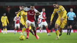 Pemain Arsenal, Gabriel Jesus menggiring bola melewati pemain Crystal Palace pada laga perempat final Carabao Cup 2024/2025 yang berlangsung di Emirates Stadium, London, Inggris, Kamis (19/12/2024) WIB. (AP Photo/Kirsty Wigglesworth)