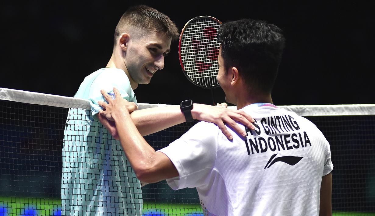 Tunggal putra Prancis, Christo Popov (kiri) memberi ucapan selamat kepada lawannya, tungal putra Indonesia, Anthony Sinisuka Ginting setelah dikalahkan pada laga semifinal kejuaraan bulu tangkis All England 2024 di Utilita Arena, Birmingham, Inggris, Sabtu (16/3/2024) sore WIB. Christo Popov kalah rubber game 21-19, 5-21 dan 11-21. (AP Photo/Rui Vieira)