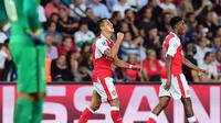 Striker Arsenal, Alexis Sanchez, usai mencetak gol ke gawang PSG, pada laga lanjutan Liga Champions, di Parc des Princes, Selasa atau Rabu (14/9/2016) dini hari WIB. (AFP/Franck Fife). 