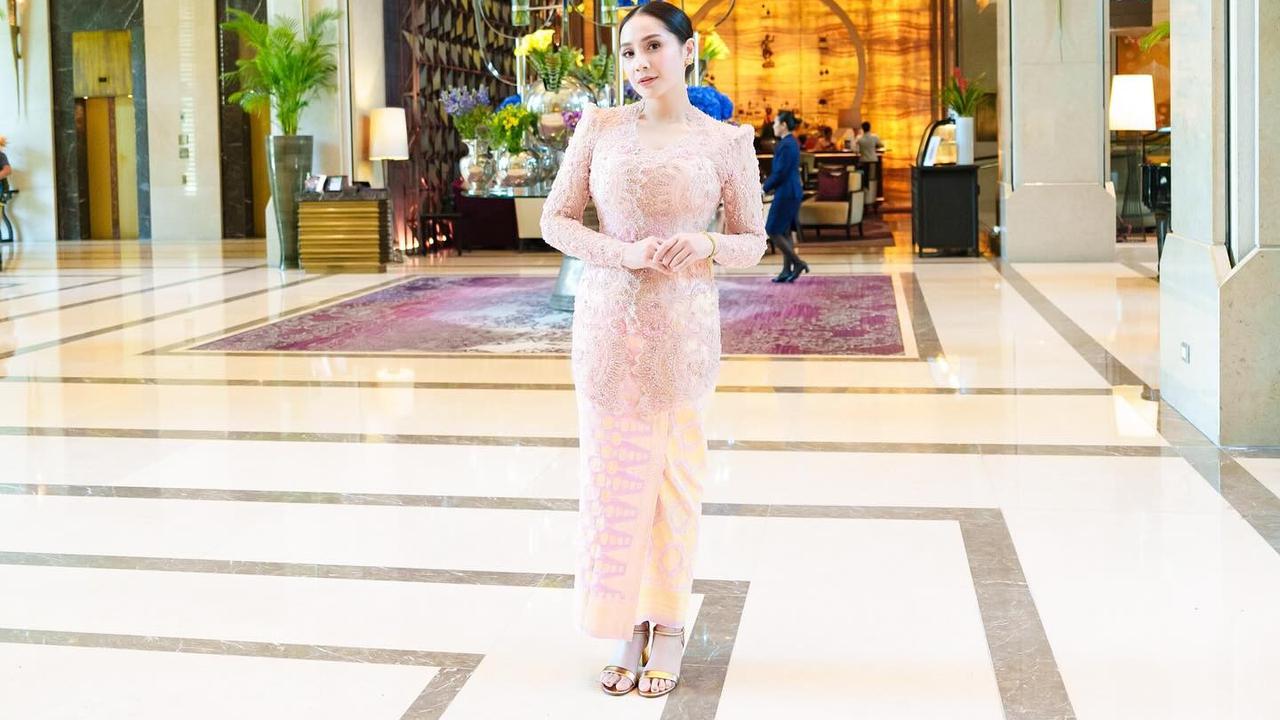 Potret Nagita Slavina Tampil Mengenakan Kebaya