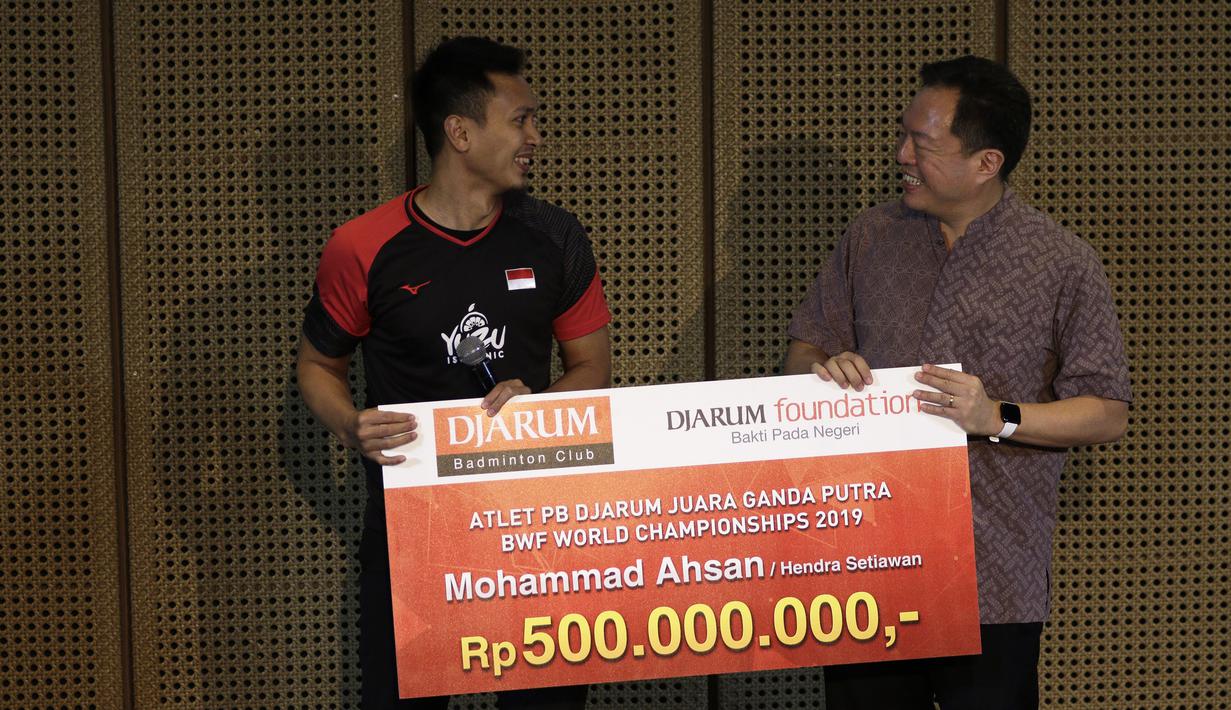 Atlet bulutangkis Indonesia, Mohammad Ahsan, menerima bonus dari Presiden Direktur Djarum Foundation, Victor Hartono, di Galeri Indonesia Kaya, Jakarta, Rabu (4/9). Djarum Foundation beri bonus Rp 550 juta untuk Ahsan. (Bola.com/Yoppy Renato)
