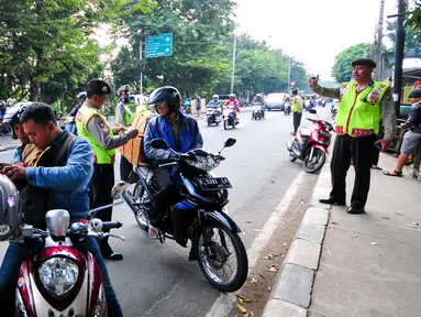 Satlantas Polres Jakarta Timur merazia pengendara sepeda motor yang melanggar aturan berlalulintas, saat berlangsungnya Operasi Patuh Jaya di sepanjang Jalan Raya Bogor, Ciracas, Jakarta, Selasa (2/6/2015). (Liputan6.com/Yoppy Renato)