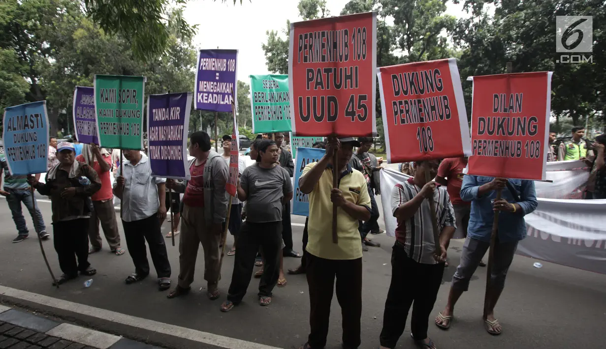 Massa menggelar aksi mendukung Permenhub Nomor 108 Tahun 2017 di depan Kementerian Perhubungan, Jakarta, Kamis (1/2). Massa menuntut pemerintah segera menerapkan Permenhub tersebut khususnya mengenai uji KIR. (Liputan6.com/Arya Manggala)