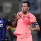 Gelandang Inter Milan, Kwadwo Asamoah, berebut bola dengan gelandang Barcelona, Sergio Busquets, pada laga Liga Champions di Stadion San Siro, Milan, Selasa (6/11). Kedua klub bermain imbang 1-1. (AFP/Marco Bertorello)