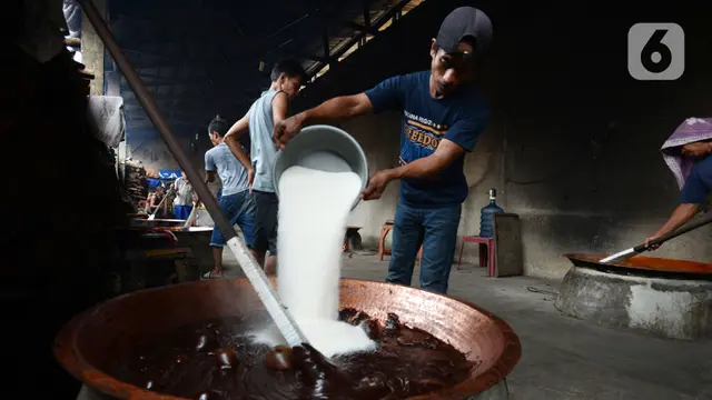FOTO: Kesibukan Produksi Dodol Betawi Jelang Lebaran