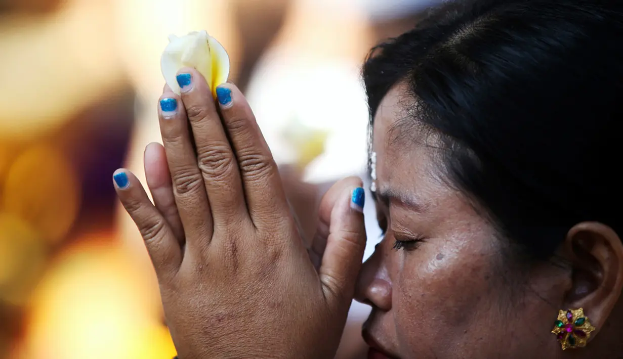 Selama perayaan Hari Raya Kuningan, umat Hindu menghaturkan sesaji dan persembahan atas turunnya kembali Sang Hyang Widhi disertai oleh Dewata atau Pitara, mohon keselamatan dunia dengan segala isinya. (AP Photo/Firdia Lisnawati)