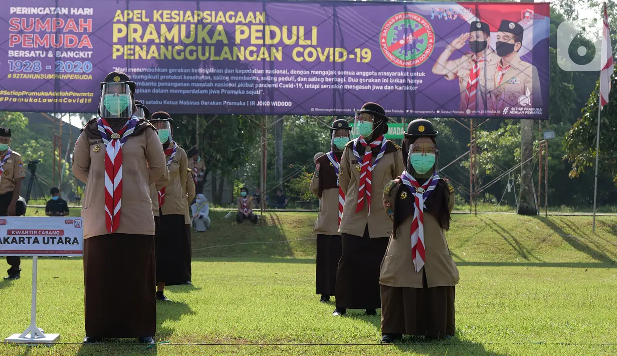 Anggota Pramuka mengikuti apel di Taman Rekreasi Wiladatika, Cibubur, Jakarta, Rabu (28/10/2020). Apel Kesiapsiagaan Relawan Pramuka Peduli untuk meningkatkan peran serta gerakan pramuka dalam upaya menanggulangi bencana alam. (Liputan6.com/Herman Zakharia)