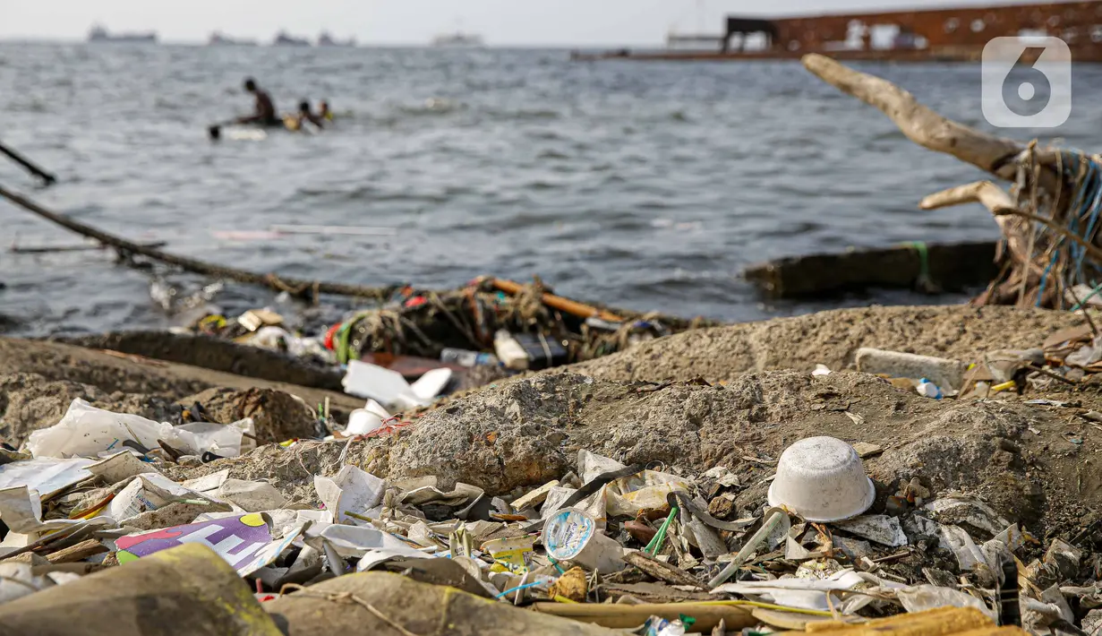 Aktivitas masyarakat di kawasan Cilincing, Jakarta, Selasa (2/8/2021). Lembaga Antariksa Amerika Serikat (NASA) memperkirakan wilayah Jakarta bagian Utara akan tenggelam akibat kenaikan permukaan air laut imbas pemanasan global dan pencairan lapisan es. (Liputan6.com/Faizal Fanani)