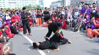 Sekitar 1000 pendekar memadati Bundaran HI untuk merayakan Lebaran Pendekar Betawi 2016, Jakarta, Minggu (7/8). Kegiatan diisi dengan sejumlah aksi pencak silat oleh beberapa pendekar. (Liputan6.com/Angga Yuniar)