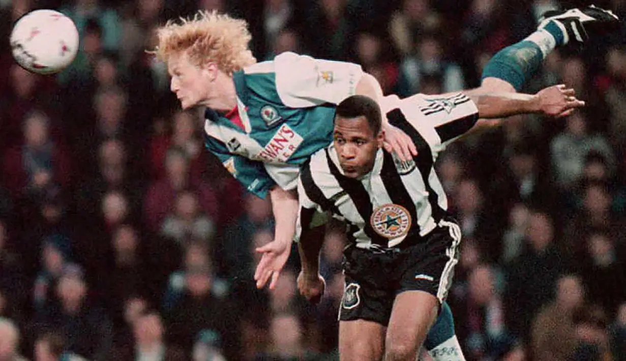 Les Ferdinand. Eks striker asal Inggris yang kini berusia 55 tahun dan telah pensiun pada Juli 2006 bersama Watford ini total memperkuat 9 klub di Liga Inggris mulai 1986/1987 saat kasta tertinggi masih bernama Divisi Satu hingga 2005/2006. Ia mampu mencetak hattrick bersama 3 klub berbeda, Queens Park Rangers (2 kali, musim 1992/1993), Newcatle United (1 kali, musim 1995/1996) dan Tottenham Hotspur (1 kali, musim 2000/2001). (AFP/Dave Kendall)