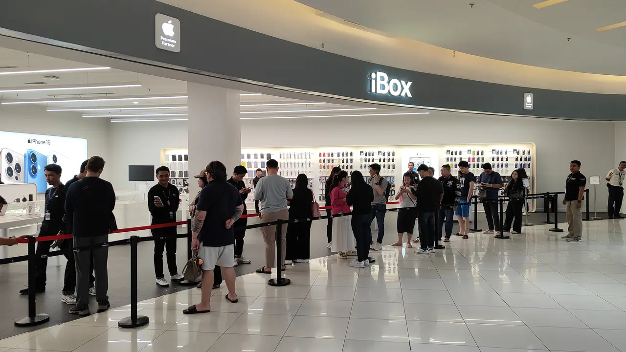 Antrean pembeli iPhone 17 Series di iBox