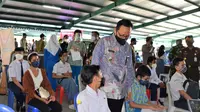 Wakil Walikota Yogyakarta Heroe Poerwadi berbincang dengan beberapa anak yang mengikuti vaksinasi Covid-19. (sumber: Pemkot Jogja).