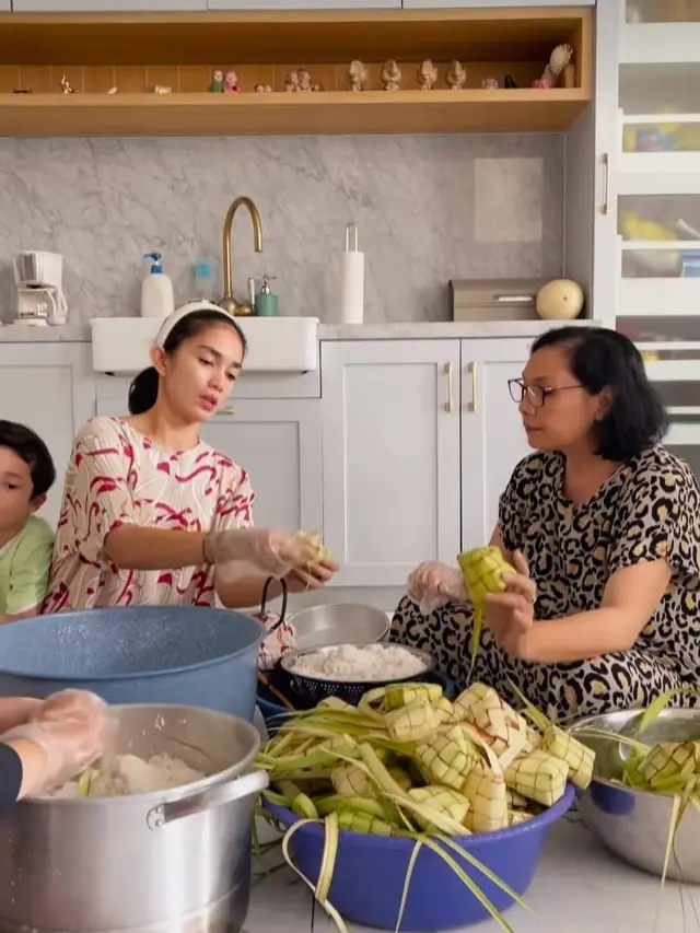 Potret Ussy Sulistyawati mengajari mertua buat ketupat (Sumber: Instagram/@ussypratama)