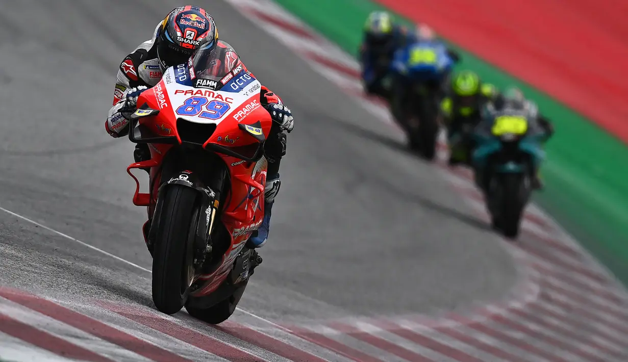 Kejutan hadir dari pebalap rookie asal Prancis, Jorge Martin. Dirinya berhasil mengukir waktu terbaik di kualifikasi kedua (Q2) yakni 1 menit 22,994 detik dan mendapatkan pole position. (Foto: AFP/Joe Klamar)