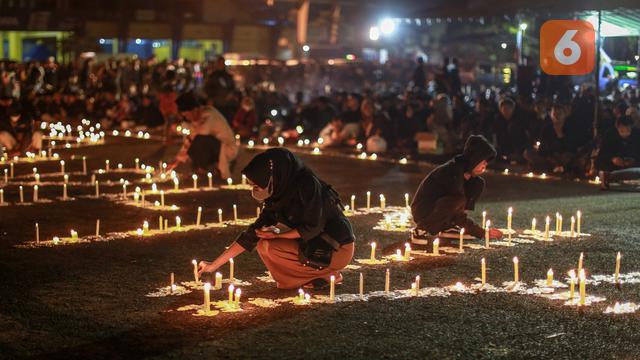 Foto: Gelar Doa Bersama, Ribuan Masyarakat Penuhi Stadion Kanjuruhan
