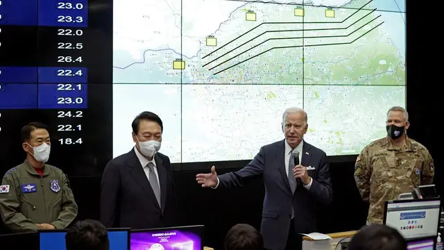 Presiden AS Joe Biden, kanan tengah, dengan Presiden Korea Selatan Yoon Suk Yeol, kiri tengah, berbicara di Combat Operations Floor, Pangkalan Udara Osan, Minggu, 22 Mei 2022, di Pyeongtaek, Korea Selatan. (AP/Evan Vucci)