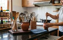 5 Tips Menata Peralatan Memasak Bertangkai Panjang agar Tidak Memenuhi Laci