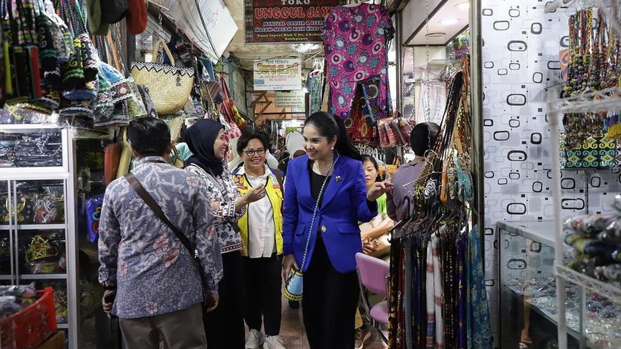 Tak cukup sampai di situ saja, Annisa dan yang lain kunjungi pasar inpres kebun sayur, yang ada di kota Balikpapan.<br><br>" Produk yang ditawarkan bervariasi mulai dari manik-manik khas Dayak, aksesoris, kain hingga tas," tulis Annisa Yudhoyono.