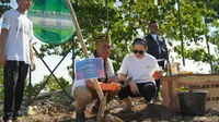 Salah satu delegasi Diplomatic Tour: Indonesia Gastrodiplomacy Series menanam pohon tabebuya di Bukit Parapuar, Labuan Bajo. (dok. BPOLBF)
