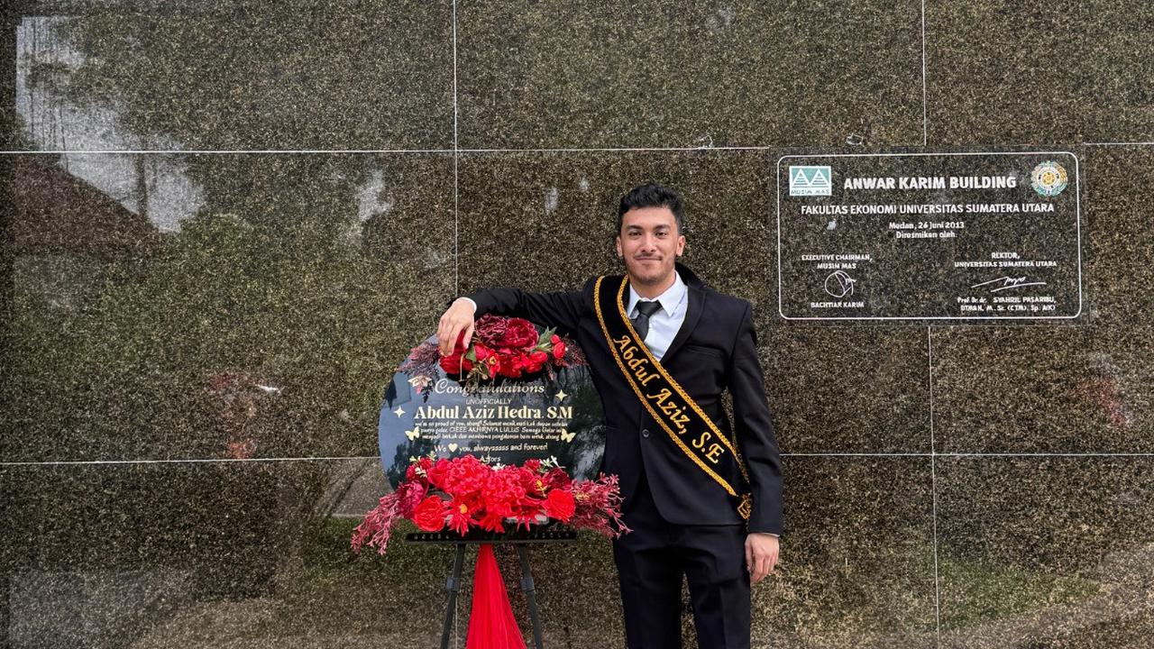 Penyanyi Aziz Hedra Lega Raih Gelar Sarjana Ekonomi