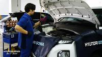 Mekanik Hyundai Gowa yang sedang memberikan pelayanan pada kendaraan pelanggan. (Liputan6.com/ Rendy Yansah)