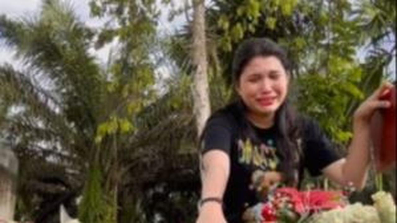 "Tepat 1 tahun kepergianmu mengingatkan kembali rasa hancur itu," ungkap Vera.
