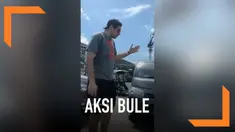 Baru-baru ini ada hal unik yang terjadi terkait kemacetan. Seorang bule terekam kamera mencoba membantu mengurai kepadatan lalu lintas di Jalan Andi Pettarani dan Hertasning Makassar.