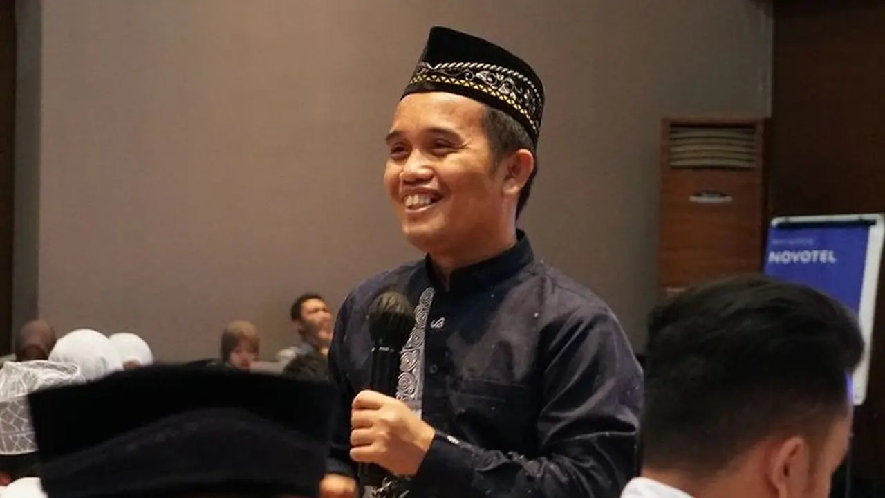 Ustaz Nur Maulana atau Ustaz Maulana