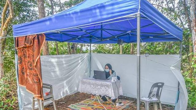 Tidak Ada Jaringan, Ayah Ini Bangun Tenda Diatas Bukit untuk Kuliah Online Sang Anak