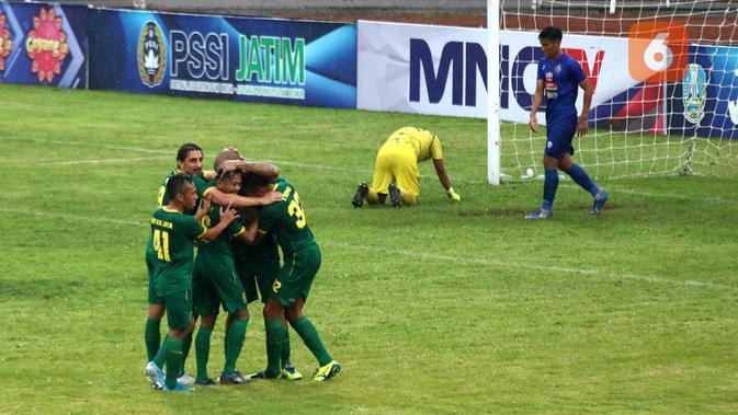 Skuat Persebaya selebrasi saat melawan Arema di semifinal Piala Gubernur Jatim di Stadion Soeprijadi, Blitar (18/2/2020). (Bola.com/Iwan Setiawan)