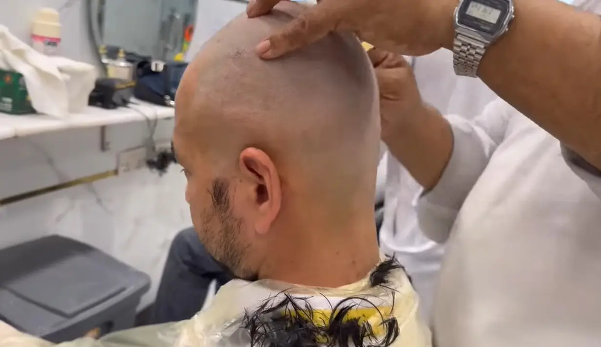 "Aku akan botak bismillah!" kata Raffi di hotel sebelum beranjak ke tukang pangkas rambut. (Foto: YouTube/ Rans Entertainment)