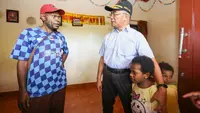 Menko PMK Muhadjir Effendy mengunjungi satu keluarga dengan 11 anak, di antaranya ada anak yang mengalami stunting di Kampung Mawokauw Jaya, Distrik Wania Timika, Kabupaten Mimika, Papua Tengah, Rabu (2/8/2023). (Dok Kementerian Koordinator Bidang Pembangunan Manusia dan Kebudayaan RI)