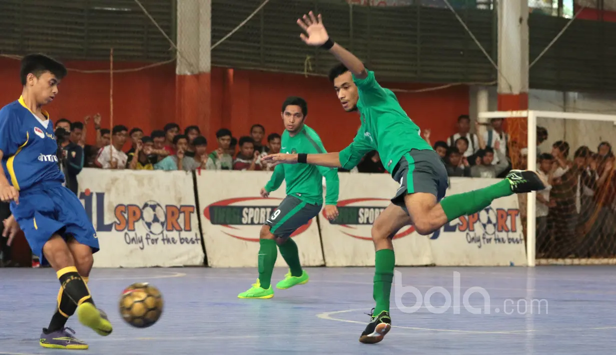 Pemain Timnas Futsal Indonesia, Yamani (kanan) menghadang pemain  Antam FC pada laga uji coba di Tifosi Sport Center, Jakarta Timur, (13/1/2017). Timnas Futsal menang 5-2. (Bola.com/Nicklas Hanoatubun)