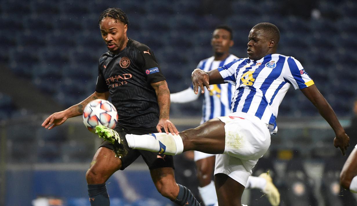 Gelandang Porto, Danilo Pereira (kanan), berebut bola dengan striker Manchester City, Raheem Sterling, dalam laga lanjutan Liga Champions 2020/21 Grup C di Dragao Stadium, Porto, Selasa (1/12/2020) waktu setempat. Porto bermain imbang 0-0 dengan Manchester City. (AFP/Miguel Riopa/Pool)